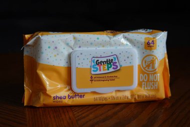 Fond du Lac, Wisconsin USA - 10 Haziran 2024: Shea Butter Gentle Steps bebek mendili paketi.