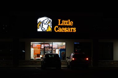 Oshkosh, Wisconsin USA - 7 Haziran 2024: Little Caesars Pizza mağazası geceleri parlıyor.