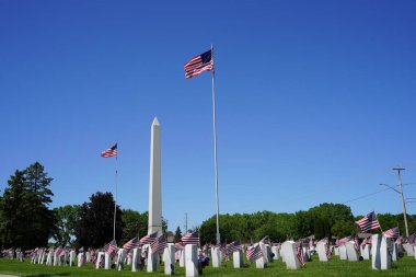 Oshkosh, Wisconsin ABD - 30 Mayıs 2024: Gazi Mezarlığı 'ndaki Beyaz Dikilitaş.