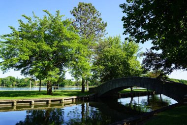 Taştan köprü nehir üzerinde bir parktan geçiyor. 