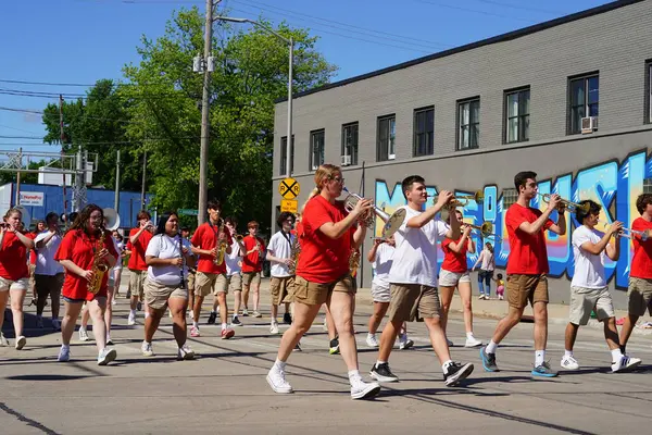 Appleton, Wisconsin ABD - 8 Haziran 2024: Lise bandosu Bayrak Günü Geçidi boyunca yürüdü.