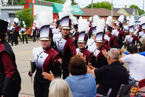 Appleton, Wisconsin ABD - 8 Haziran 2024: Lise bandosu Bayrak Günü Geçidi boyunca yürüdü.