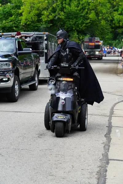 Wisconsin Dells, Wisconsin ABD - 18 Eylül 2023: Batman kostümü giymiş bir adam Wo Zha Wa geçit töreninde çocuklarla ve yetişkinlerle etkileşime girdi.