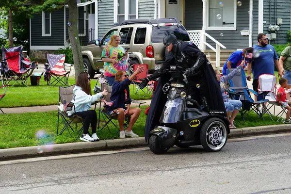Wisconsin Dells, Wisconsin ABD - 18 Eylül 2023: Batman kostümü giymiş bir adam Wo Zha Wa geçit töreninde çocuklarla ve yetişkinlerle etkileşime girdi.