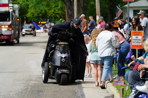 Wisconsin Dells, Wisconsin ABD - 18 Eylül 2023: Batman kostümü giymiş bir adam Wo Zha Wa geçit töreninde çocuklarla ve yetişkinlerle etkileşime girdi.