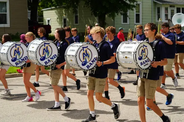 Appleton, Wisconsin ABD - 8 Haziran 2024: Lise bandosu Bayrak Günü Geçidi boyunca yürüdü.