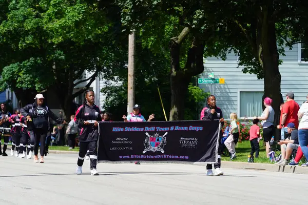 Appleton, Wisconsin ABD - 8 Haziran 2024: Lise bandosu Bayrak Günü Geçidi boyunca yürüdü.