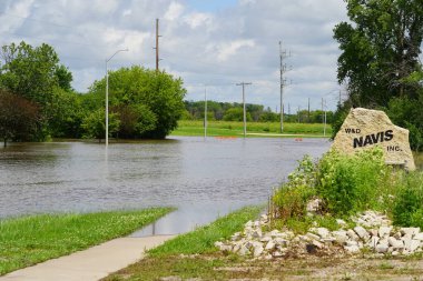 Waupun, Wisconsin ABD - 23 Haziran 2024: Sokaklar ve halk şiddetli sağanak yağmurlardan dolayı sular altında kaldı.