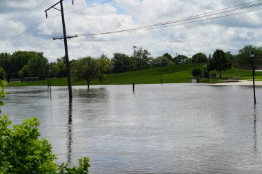 Waupun, Wisconsin ABD - 23 Haziran 2024: Sokaklar ve halk şiddetli sağanak yağmurlardan dolayı sular altında kaldı.