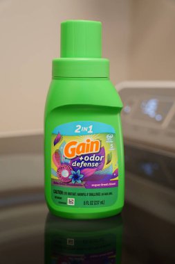 Fond du Lac, Wisconsin USA - 15 Haziran 2024: Green 10 fl. Ons. Çamaşır deterjanı şişesi. Çamaşır odasındaki çamaşır makinesinin üstünde..