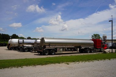 Ripon, Wisconsin ABD - 12 Haziran 2024: Kimyasal tanker römorkları park edilmiş ve kullanılmamış.