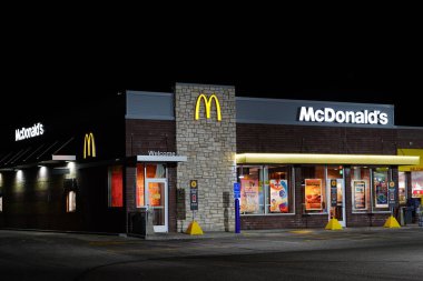 Yeni Lizbon, Wisconsin USA - 2 Haziran 2024: Fast food restoranı McDonald 's.