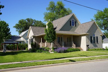 Neenah, Wisconsin ABD - 3 Haziran 2024: Güzel büyük malikaneler halktan ayrı oturur.