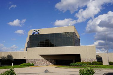 Oshkosh, Wisconsin ABD - 9 Mayıs 2024: Deneysel Uçaklar Derneği EAA binası ve sergi müzesi.