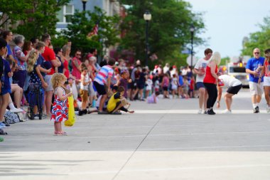 Sheboygan, Wisconsin ABD - 4 Temmuz 2024: Özgürlük Festivali katılımcıları sokaklardaki çocuklara şeker dağıttı.