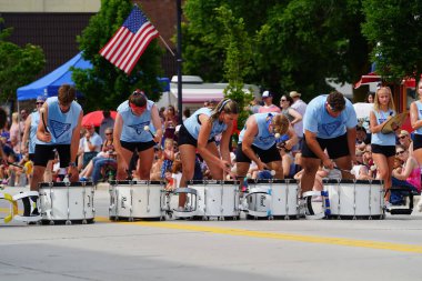 Sheboygan, Wisconsin ABD - 4 Temmuz 2024: Lise erkek ve bayan davul grubu Özgürlük Festivali geçit törenine katıldı.