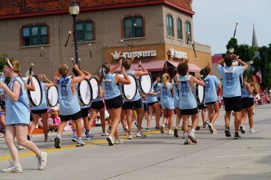 Sheboygan, Wisconsin ABD - 4 Temmuz 2024: Lise erkek ve bayan davul grubu Özgürlük Festivali geçit törenine katıldı.