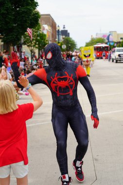 Sheboygan, Wisconsin ABD - 4 Temmuz 2024: Örümcek Adam kostümlü insanlar Özgürlük Festivali geçit töreninde yürüdüler ve çocuklarla etkileşime geçtiler.