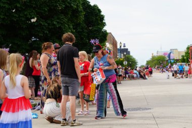 Sheboygan, Wisconsin ABD - 4 Temmuz 2024: Özgürlük Festivali katılımcıları sokaklardaki çocuklara şeker dağıttı.