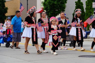 Sheboygan, Wisconsin ABD - 4 Temmuz 2024 Hmong toplumu ortaya çıktı ve şehir merkezindeki özgürlük yürüyüşüne katıldı ve izleyicilerle iletişime geçti.