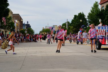 Sheboygan, Wisconsin ABD - 4 Temmuz 2024: Demokrat Parti destekçileri Özgürlük Festivali geçit törenine katıldı.