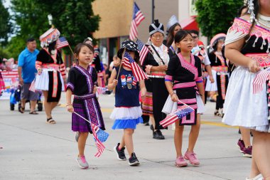 Sheboygan, Wisconsin ABD - 4 Temmuz 2024 Hmong toplumu ortaya çıktı ve şehir merkezindeki özgürlük yürüyüşüne katıldı ve izleyicilerle iletişime geçti.