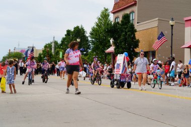 Sheboygan, Wisconsin ABD - 4 Temmuz 2024: Demokrat Parti destekçileri Özgürlük Festivali geçit törenine katıldı.