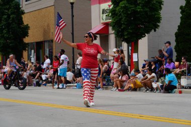 Sheboygan, Wisconsin ABD - 4 Temmuz 2024: Demokrat Parti destekçileri Özgürlük Festivali geçit törenine katıldı.