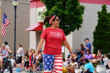 Sheboygan, Wisconsin ABD - 4 Temmuz 2024: Demokrat Parti destekçileri Özgürlük Festivali geçit törenine katıldı.