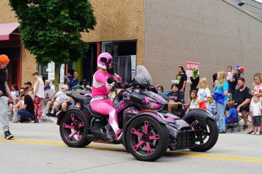 Sheboygan, Wisconsin ABD - 4 Temmuz 2024: 4 Temmuz bayramı boyunca Özgürlük Festivali geçidi.