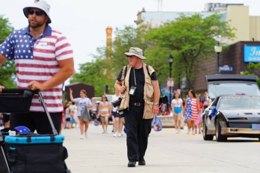 Sheboygan, Wisconsin ABD - 4 Temmuz 2024: Demokrat Parti destekçileri Özgürlük Festivali geçit törenine katıldı.
