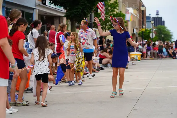 Sheboygan, Wisconsin ABD - 4 Temmuz 2024: Özgürlük Festivali katılımcıları sokaklardaki çocuklara şeker dağıttı.