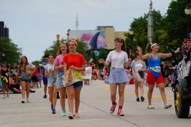 Sheboygan, Wisconsin ABD - 4 Temmuz 2024: Özgürlük Festivali katılımcıları sokaklardaki çocuklara şeker dağıttı.