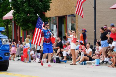 Sheboygan, Wisconsin ABD - 4 Temmuz 2024: Demokrat Parti destekçileri Özgürlük Festivali geçit törenine katıldı.