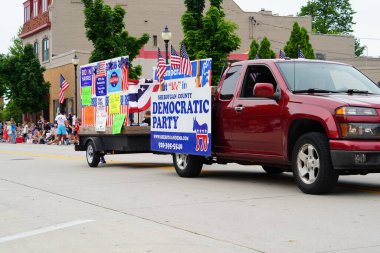 Sheboygan, Wisconsin ABD - 4 Temmuz 2024: Demokrat Parti destekçileri Özgürlük Festivali geçit törenine katıldı.