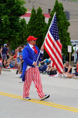 Sheboygan, Wisconsin ABD - 4 Temmuz 2024: Demokrat Parti destekçileri Özgürlük Festivali geçit törenine katıldı.