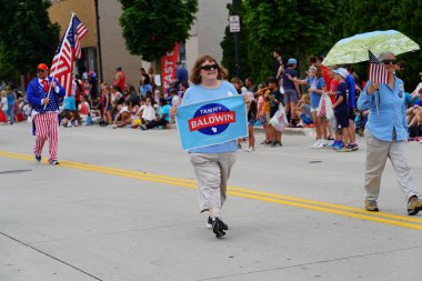 Sheboygan, Wisconsin ABD - 4 Temmuz 2024: Demokrat Parti destekçileri Özgürlük Festivali geçit törenine katıldı.