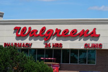 Oshkosh, Wisconsin ABD - 3 Temmuz 2024: Walgreens marka logosu bir binanın yan tarafında.