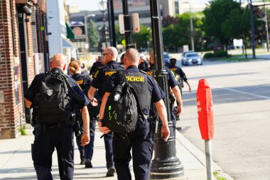 Milwaukee, Wisconsin ABD - 15 Temmuz 2024: Cumhuriyetçi, Donald Trump ve Pro Filistinli protestocular Fiserv Forumu yakınlarındaki Milwaukee, Wisconsin sokaklarında yürüdüler..