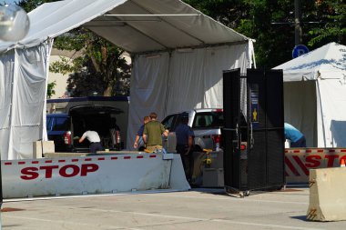 Milwaukee, Wisconsin ABD - 15 Temmuz 2024: Cumhuriyetçi, Donald Trump ve Pro Filistinli protestocular Fiserv Forumu yakınlarındaki Milwaukee, Wisconsin sokaklarında yürüdüler..