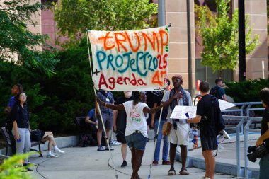 Milwaukee, Wisconsin ABD - 15 Temmuz 2024: Cumhuriyetçi, Donald Trump ve Pro Filistinli protestocular Fiserv Forumu yakınlarındaki Milwaukee, Wisconsin sokaklarında yürüdüler..