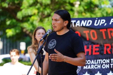 Milwaukee, Wisconsin ABD - 15 Temmuz 2024: Cumhuriyetçi, Donald Trump ve Pro Filistinli protestocular Fiserv Forumu yakınlarındaki Milwaukee, Wisconsin sokaklarında yürüdüler..