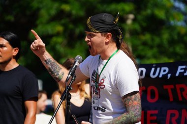 Milwaukee, Wisconsin ABD - 15 Temmuz 2024: Cumhuriyetçi, Donald Trump ve Pro Filistinli protestocular Fiserv Forumu yakınlarındaki Milwaukee, Wisconsin sokaklarında yürüdüler..