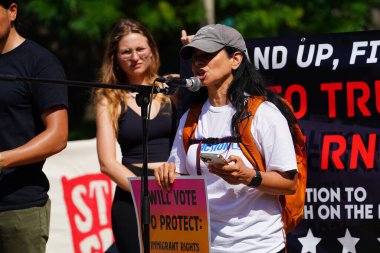 Milwaukee, Wisconsin ABD - 15 Temmuz 2024: Cumhuriyetçi, Donald Trump ve Pro Filistinli protestocular Fiserv Forumu yakınlarındaki Milwaukee, Wisconsin sokaklarında yürüdüler..