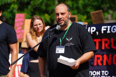 Milwaukee, Wisconsin ABD - 15 Temmuz 2024: Cumhuriyetçi, Donald Trump ve Pro Filistinli protestocular Fiserv Forumu yakınlarındaki Milwaukee, Wisconsin sokaklarında yürüdüler..