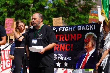Milwaukee, Wisconsin ABD - 15 Temmuz 2024: Cumhuriyetçi, Donald Trump ve Pro Filistinli protestocular Fiserv Forumu yakınlarındaki Milwaukee, Wisconsin sokaklarında yürüdüler..