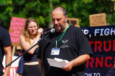 Milwaukee, Wisconsin ABD - 15 Temmuz 2024: Cumhuriyetçi, Donald Trump ve Pro Filistinli protestocular Fiserv Forumu yakınlarındaki Milwaukee, Wisconsin sokaklarında yürüdüler..