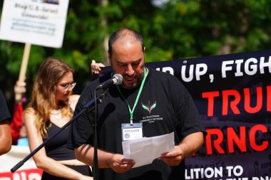 Milwaukee, Wisconsin ABD - 15 Temmuz 2024: Cumhuriyetçi, Donald Trump ve Pro Filistinli protestocular Fiserv Forumu yakınlarındaki Milwaukee, Wisconsin sokaklarında yürüdüler..