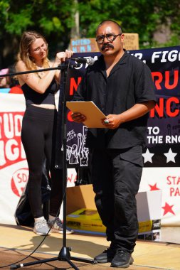 Milwaukee, Wisconsin ABD - 15 Temmuz 2024: Cumhuriyetçi, Donald Trump ve Pro Filistinli protestocular Fiserv Forumu yakınlarındaki Milwaukee, Wisconsin sokaklarında yürüdüler..