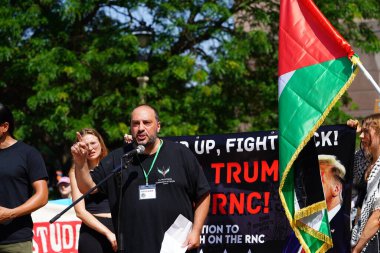 Milwaukee, Wisconsin ABD - 15 Temmuz 2024: Cumhuriyetçi, Donald Trump ve Pro Filistinli protestocular Fiserv Forumu yakınlarındaki Milwaukee, Wisconsin sokaklarında yürüdüler..